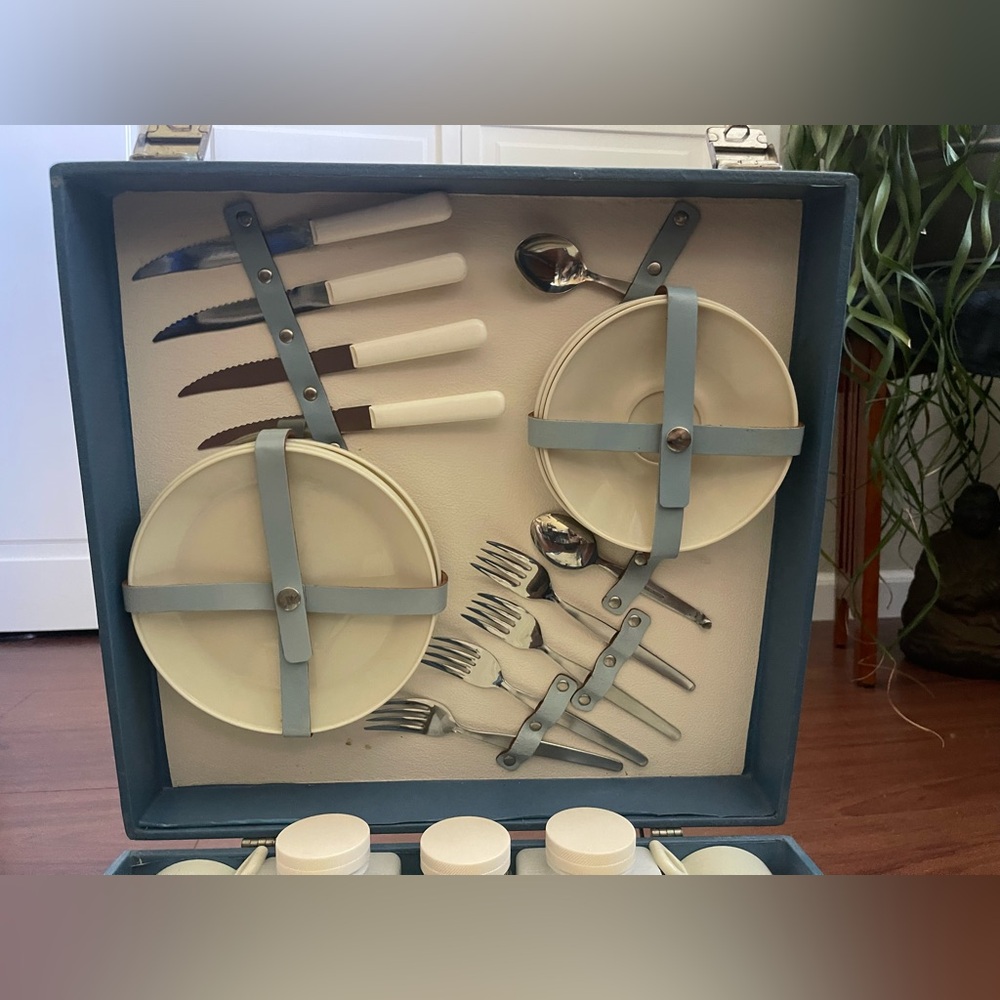 Vintage 1950s Brexton picnic set in wonderfully perfect condition - Picture 3 of 4